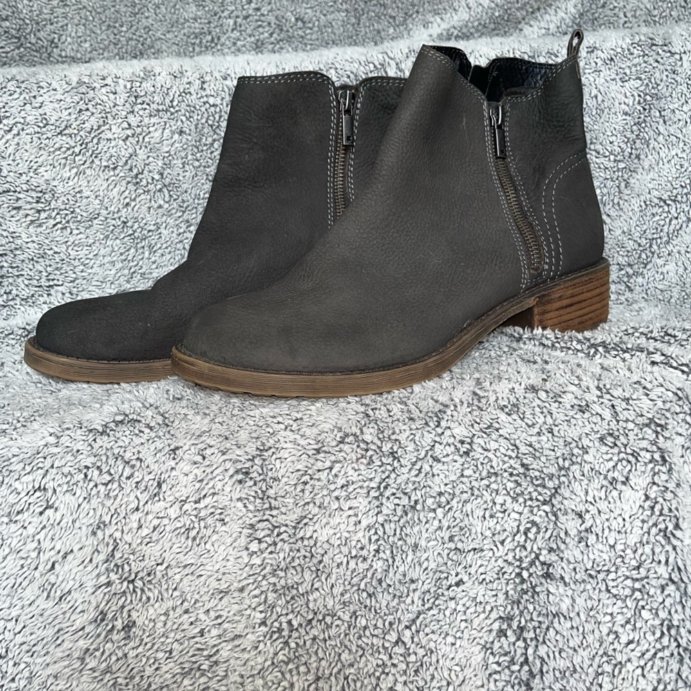 Boots - Picture 2 of 5